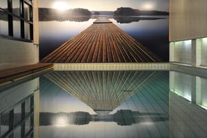 un reflet d'un quai dans l'eau dans l'établissement Finlandia Park Hotel Helsinki, à Helsinki