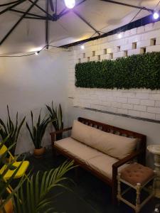 A seating area at Tripper Monkey House Miraflores