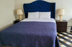A bed or beds in a room at Tripper Monkey House Miraflores