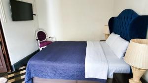 A bed or beds in a room at Tripper Monkey House Miraflores