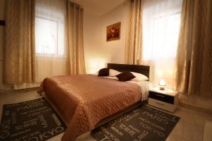 sypialnia z łóżkiem i 2 oknami w obiekcie Guest House Franko w mieście Bale