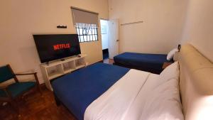 A bed or beds in a room at Tripper Monkey House Miraflores