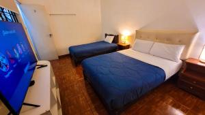 A bed or beds in a room at Tripper Monkey House Miraflores