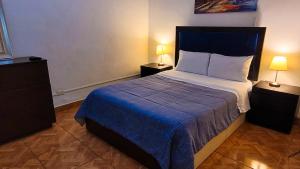 A bed or beds in a room at Tripper Monkey House Miraflores