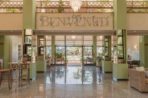 eine Lobby eines Gebäudes mit einem Restaurant in der Unterkunft Hotel Riva Etrusca in Marina di Bibbona