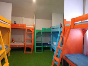 Narivoodi või narivoodid majutusasutuse el nido hostel sun valley toas
