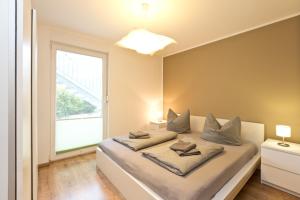 ein Schlafzimmer mit einem großen Bett mit Fenster in der Unterkunft Stieglitz Nest in Marienfelde