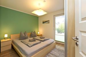 ein Schlafzimmer mit einem Bett und einem Fenster in der Unterkunft Stieglitz Nest in Marienfelde + 6 Fotos