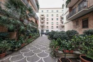 a walkway with plants and a building at Monteverde Family Apartment with free garage in Rome