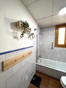 un baño con bañera y lavabo en Apartamento Potro 2 Córdoba, en Córdoba