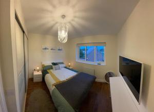 Un pat sau paturi într-o cameră la Small Double Room in Lancaster Riverside - 15 Minutes Walk to City Centre