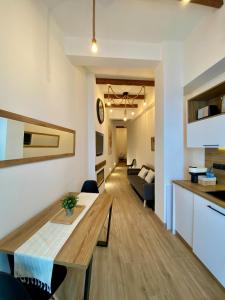 a kitchen and living room with a table and a couch at Acogedor bajo en Valencia in Valencia