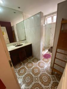 un baño con lavabo y espejo en Villa Aruanda, en Petrópolis 5 fotos más
