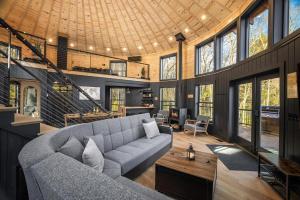 ein Wohnzimmer mit Couch und Tisch in der Unterkunft Mount Snow Yurt - Hot Tub, Wood Stove, WiFi, EVcharger in Dover