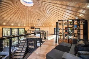 ein Haus mit einer Holzdecke und einem Wohnzimmer in der Unterkunft Mount Snow Yurt - Hot Tub, Wood Stove, WiFi, EVcharger in Dover + 45 Fotos