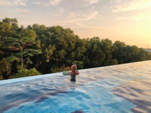 Bazén v ubytování Alami Garden Hotel nebo v jeho okolí