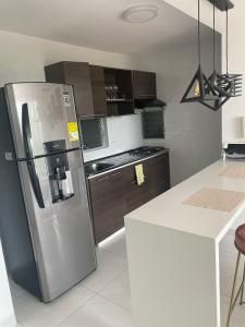 Apartamento vacacional, Ricaurte في ريكورت: مطبخ مع ثلاجة ستيل ستانلس وكاونتر