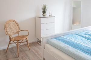 Una cama o camas en una habitación de Ferienwohnung "Seewind", Strandnähe 17 fotos más