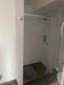 Apartamento vacacional, Ricaurte في ريكورت: حمام مع دش ومغسلة ومرحاض