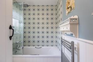 Et badeværelse på Burn Cottage - with Hot Tub + 51 billeder