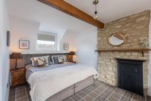 En eller flere senge i et værelse på Burn Cottage - with Hot Tub