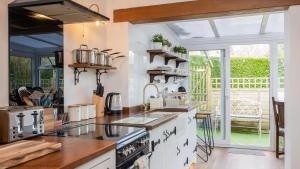 Køkken eller tekøkken på Burn Cottage - with Hot Tub