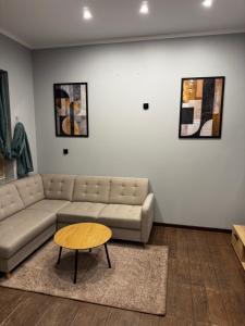 un soggiorno con un divano e un tavolo di Zielone Ogrody Apartament a Oleśnica