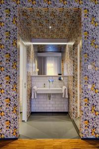 a bathroom with a sink and a bath tub at Komfort-Apartment 1972 in Walsheim