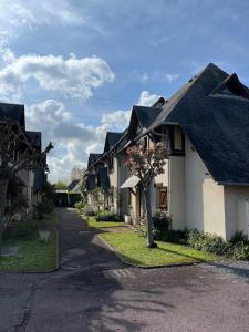 eine Reihe von Häusern in einer Wohnstraße in der Unterkunft Petit cottage à 3 minutes à pied de la plage avec terrasse et Parking privée gratuit in Blonville-sur-Mer
