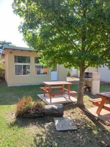 a picnic table and a tree in front of a house at Cabaña Pope 2 in Federación