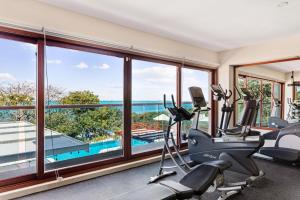 un gimnasio con vistas a la piscina y equipos de ejercicios en Villa Azul Maya, en Isla Mujeres