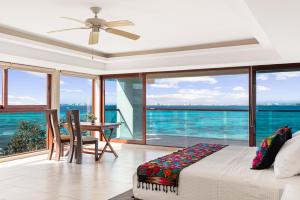 Un dormitorio con vista al mar en Villa Azul Maya, en Isla Mujeres