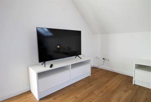 TV a/nebo společenská místnost v ubytování Ferienwohnung Dons - Strandnahe & moderne Fewo im Ostseebad Grömitz