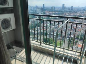 Camera dotata di balcone con vista sulla città. di Sewa Apartemen Thamrin Residences a Giacarta