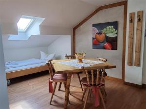 una sala da pranzo con tavolo e letto di Haus Kreuzeckwiese - FeWo-Waxenstein - Studio Appartment a Garmisch-Partenkirchen