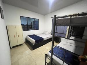 Un dormitorio con dos literas y una ventana. en Finca Villa Marina, en Villeta