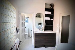 マナポウリにあるShadowland Apartmentの洗面台と鏡のあるバスルーム