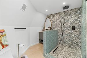 un baño con ducha y espejo en Zenfulcove, en Elgin 122 fotos más