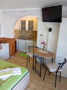 a kitchen with a table and chairs in a room at Apartments and rooms by the sea Martinscica, Cres - 23980 in Martinšćica