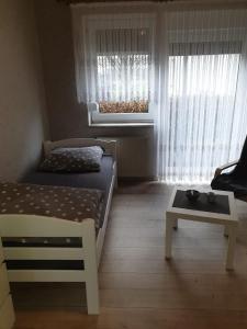 a small bedroom with a bed and a table at MonteurwohnungHandwerker in Schwanewede
