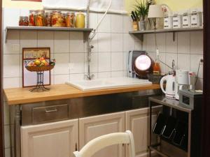 una cocina con una barra con un bol de fruta. en Flat in Alsace near Vosges Nature Park, en Morschwiller 9 fotos más