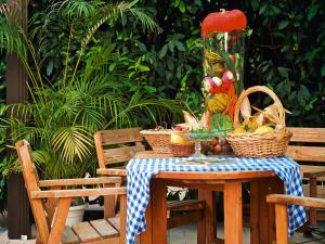 una mesa con cestas de fruta encima en Flat in Alsace near Vosges Nature Park, en Morschwiller