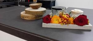 Una mesa con dos pasteles y flores. en Da zia Iole a piazza Armerina città dei mosaici patrimonio dell'unesco, en Piazza Armerina