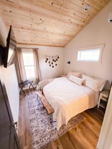 Postel nebo postele na pokoji v ubytování Treehouse Acres