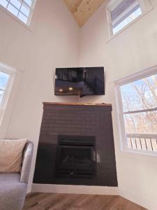 TV a/nebo společenská místnost v ubytování Treehouse Acres