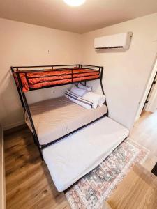 Postel nebo postele na pokoji v ubytování Treehouse Acres