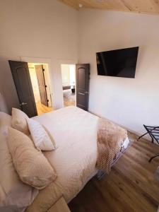 TV a/nebo společenská místnost v ubytování Treehouse Acres
