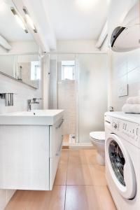 A bathroom at Jesolo Happy Beach House - Host Solution