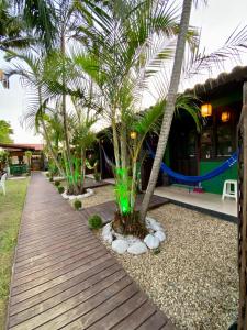 un vialetto con palme di fronte a una casa di Hospedaria aconchego 4 a Garopaba