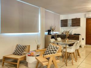 a kitchen and dining room with a table and chairs at Kaia Loft in La Libertad